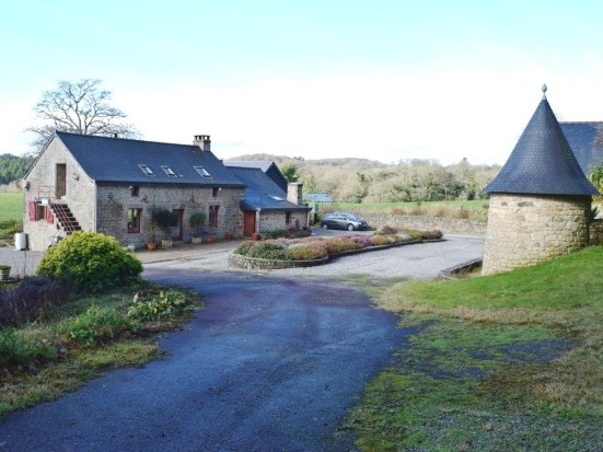 Longère 5 Pièces + Maison 5 Pièces + Dépendances + 28,7 Hectares 56160 Langoëlan